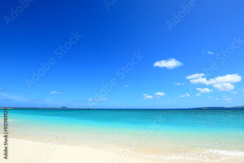Fototapeta Naklejka Na Ścianę i Meble -  沖縄の美しい海と爽やかな空