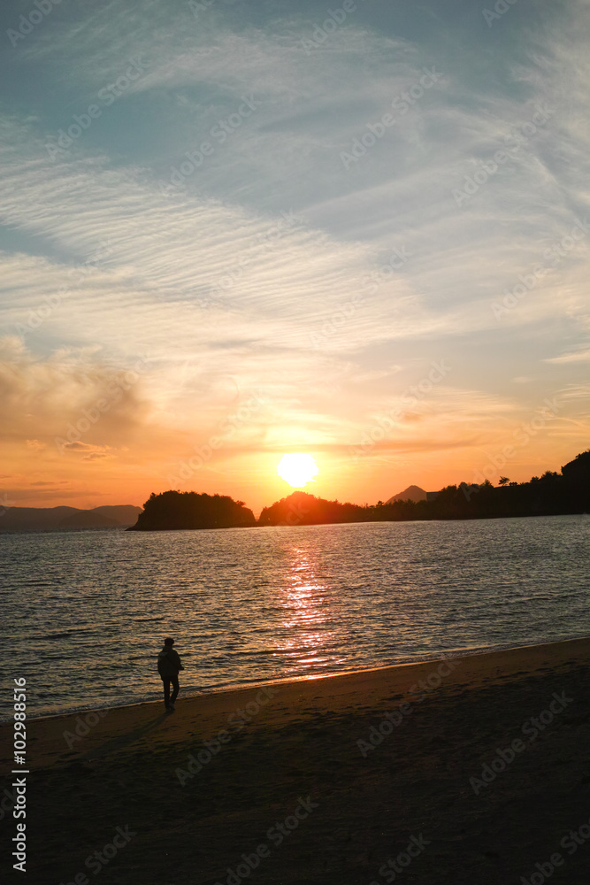 夕暮れと人のシルエット