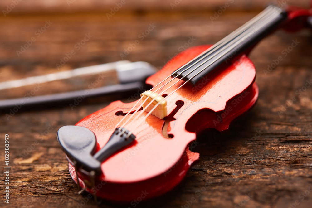 Fototapeta premium violin on a wooden background