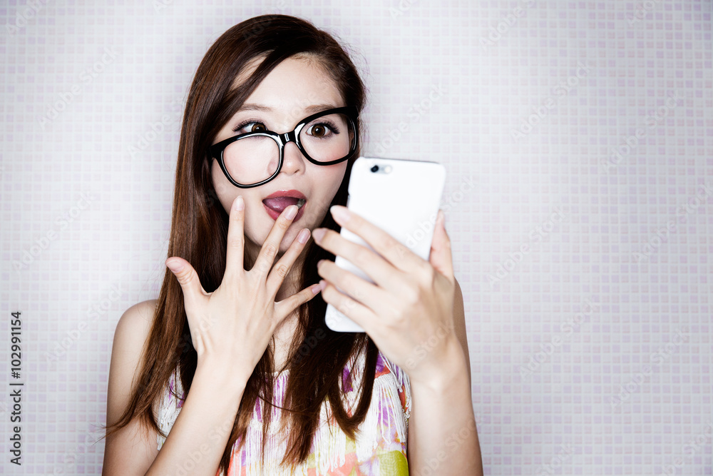スマートフォン・驚く女性 スマートフォン・驚く女性