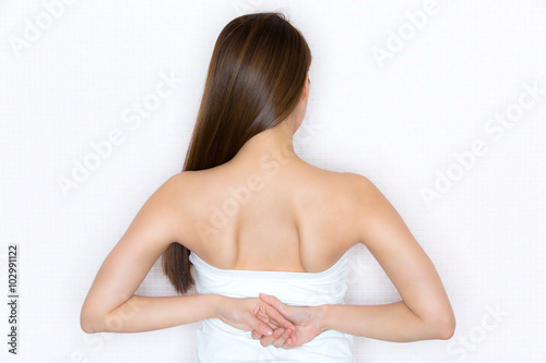 若い女性の肩甲骨