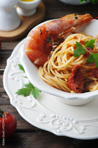 Italian spaghetti with prawns and parsley