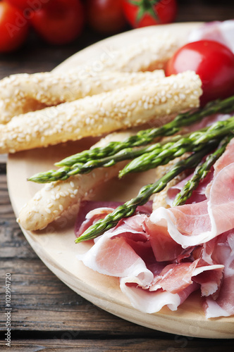 Antipasto with ham and green asparagus