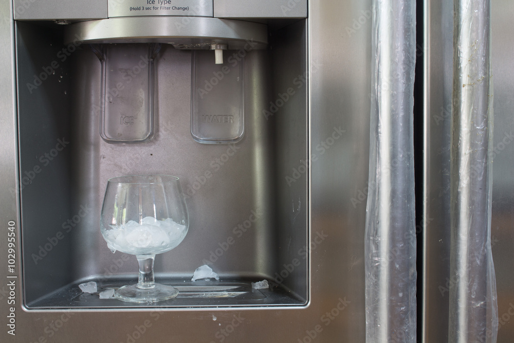Ice dispenser and glass Ice dispenser and glass