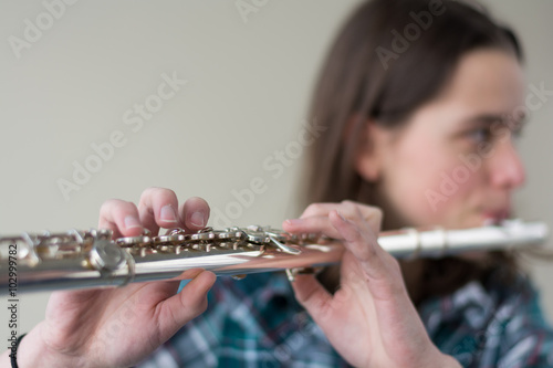 jugendliche Querflötenspielerin - Instrument fokussiert