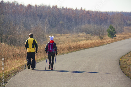 2 Menschen beim Nordic Walking