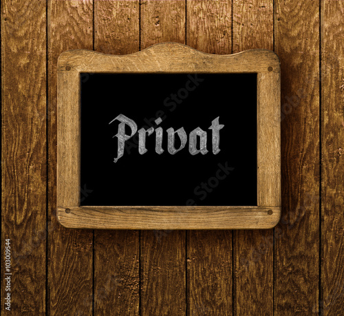 Holzschild Privat auf Holzwand