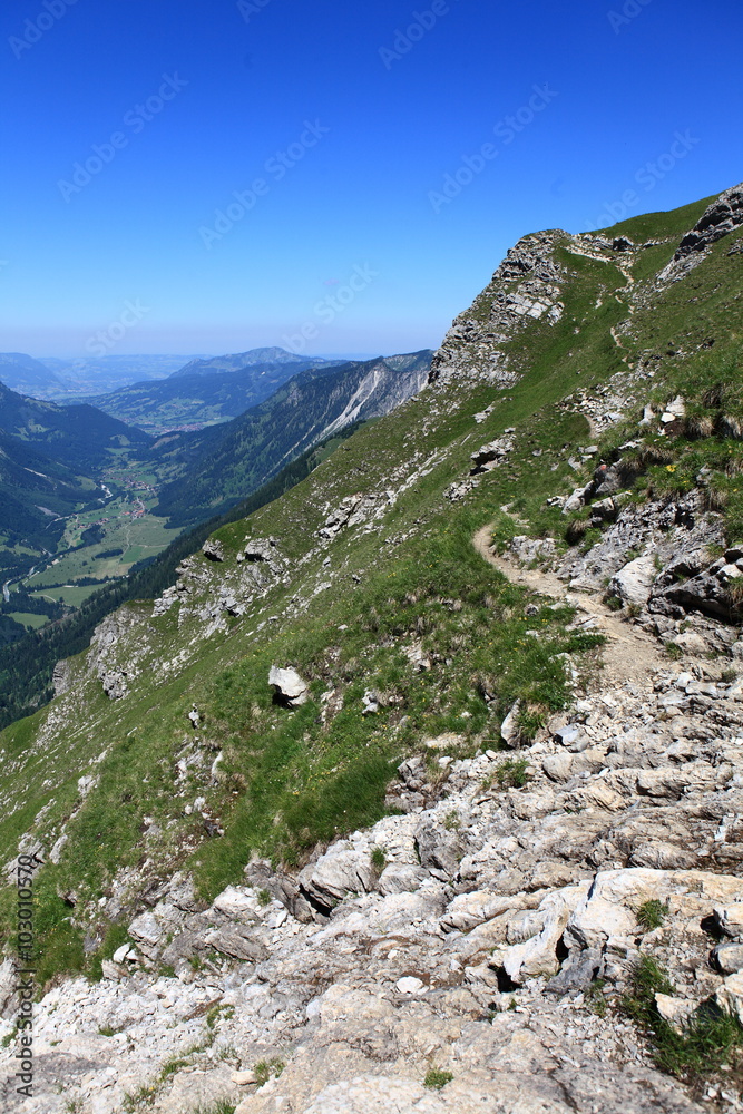 Fototapeta premium Weitwandern am Berghang