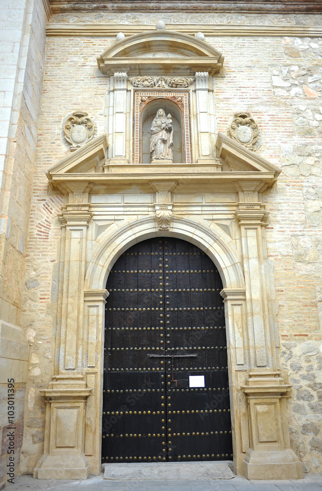 Lucena, puerta de la Virgen del Rosario en la iglesia de San Pedro Mártir, provincia de Córdoba, España