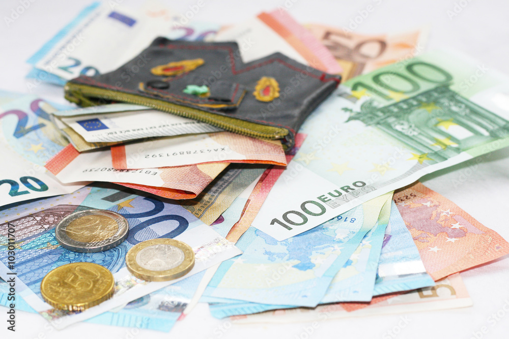 Taschengeld, Bargeld, Geldscheine und Münzgeld mit einer kleinen Geldbörse, Lederhose, Armut und Reichtum Taschengeld, Bargeld, Geldscheine und Münzgeld mit einer kleinen Geldbörse, Lederhose, Armut und Reichtum
