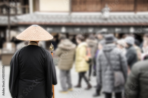 Obraz na plátně 神社の参道に佇む托鉢僧