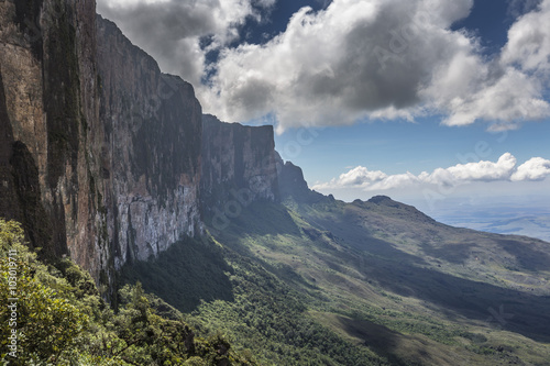 Trail down from the plateau Roraima passes under a falls - Venez © Curioso.Photography