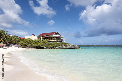 Kuba, Karibik, Maria La Gorda: Wunderschöner kubanischer Strand im Norden der Insel - Meer, Haus, Palme, weißer Strand, blauer Himmel, Wolken