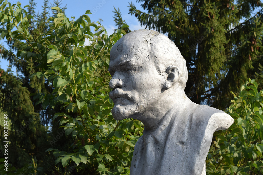 Old monument to Lenin