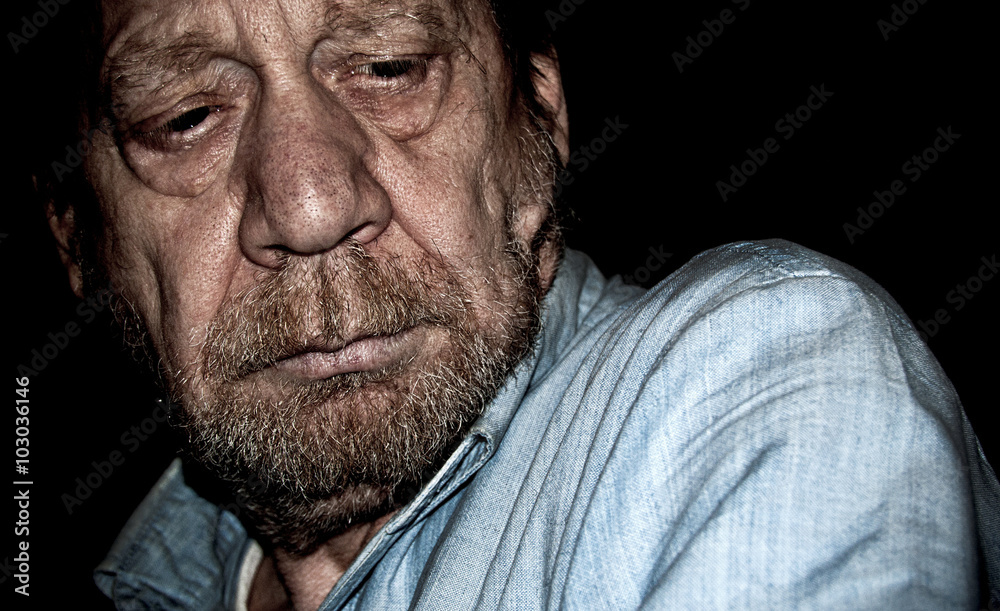 uomo anziano, pensieroso, preoccupato uomo anziano, pensieroso, preoccupato