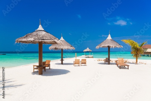 Maldives, white parasol and sunbed © erainbow