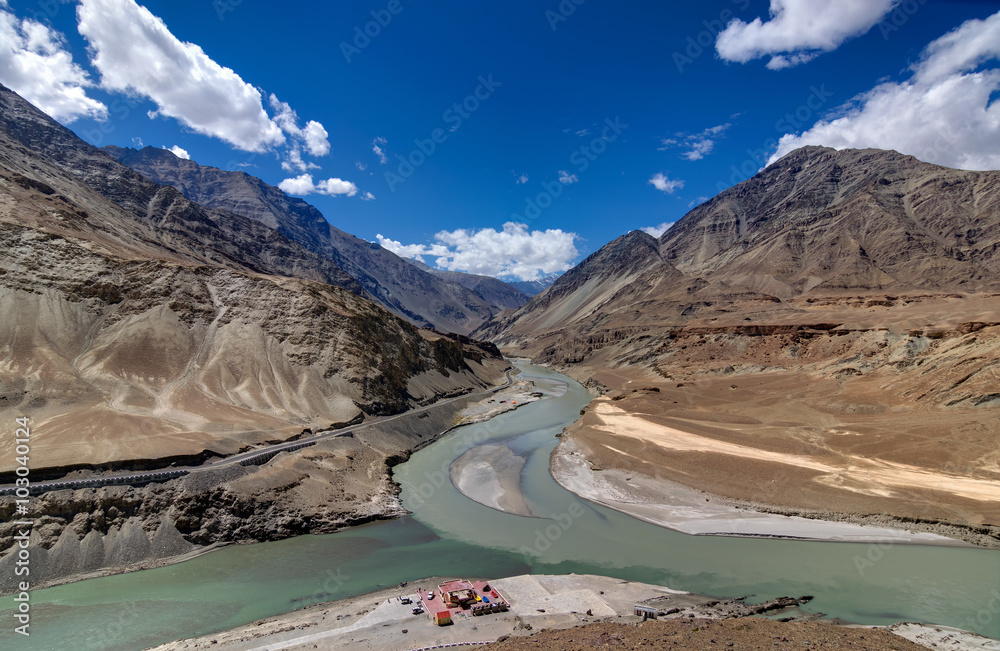 Ταπετσαρία Confluence of Zanskar river and Indus river, Leh, Ladakh, Jammu and Kashmir, India