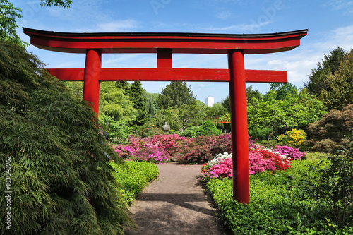 Rotes Tor zum Japanischen Garten im Stadtgarten Zoo in Karlsruhe