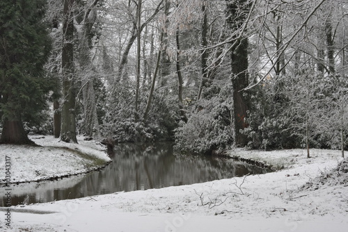 Rzeka zimą. © boguslavus