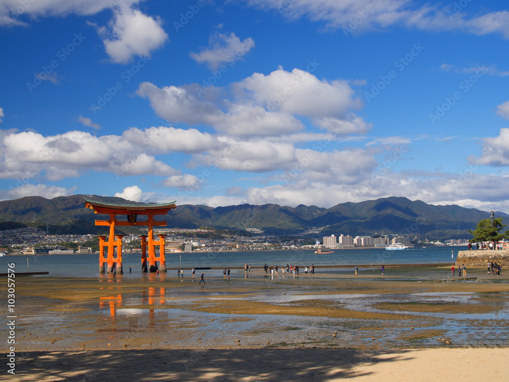 Fototapeta premium pływająca brama torri w miyajima w japonii