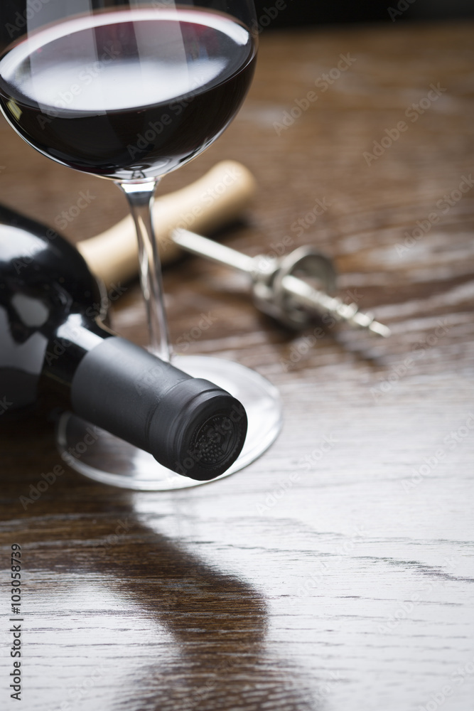 Abstract Wine Bottle, Glass and Corkscrew on Reflective Wood Sur Abstract Wine Bottle, Glass and Corkscrew on Reflective Wood Sur