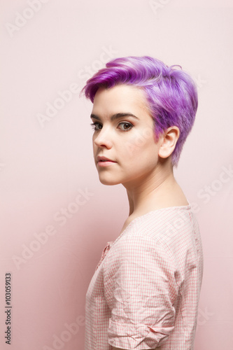 Left profile of a violet-short-haired woman in pink pastel, look © pablocroatto