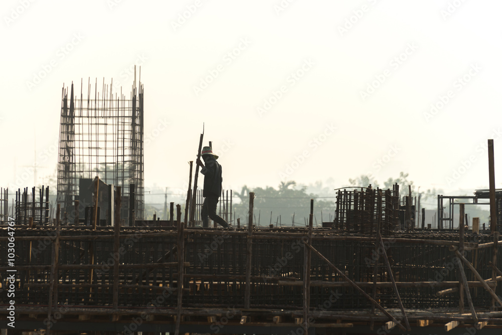 Naklejka premium Construction workers on a dangerous building.