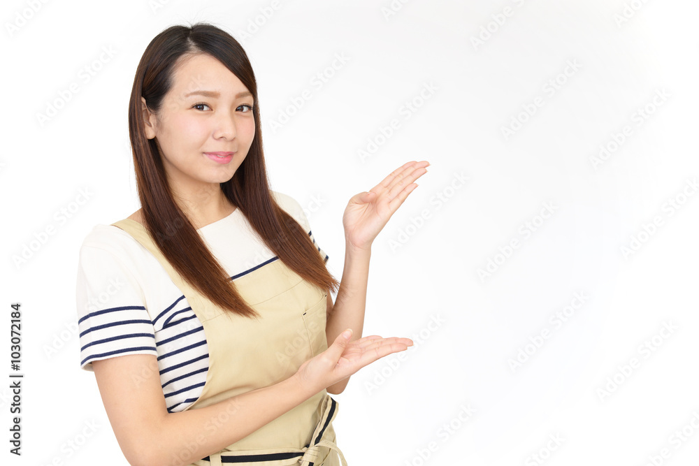 エプロンを着た笑顔の女性