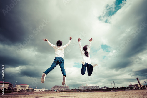 空に向かってジャンプしている男女 Stock 写真 Adobe Stock 空に向かってジャンプしている男女 Stock 写真 Adobe Stock