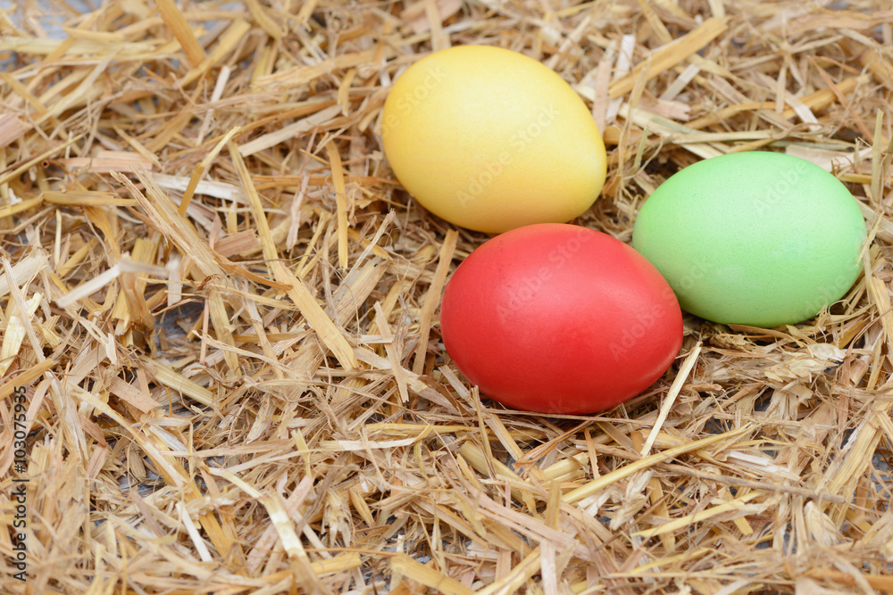 Bunte Ostereier im Stroh Bunte Ostereier im Stroh
