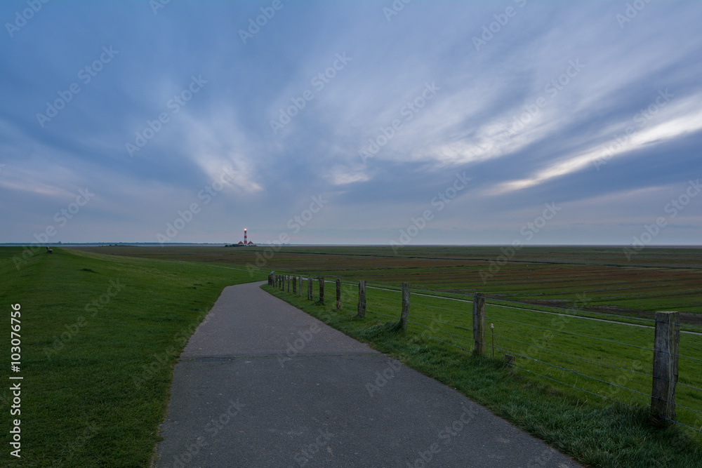 Blick zum Leuchtturm Westerheversand in der Dämmerung, Nordsee in Deutschland Blick zum Leuchtturm Westerheversand in der Dämmerung, Nordsee in Deutschland