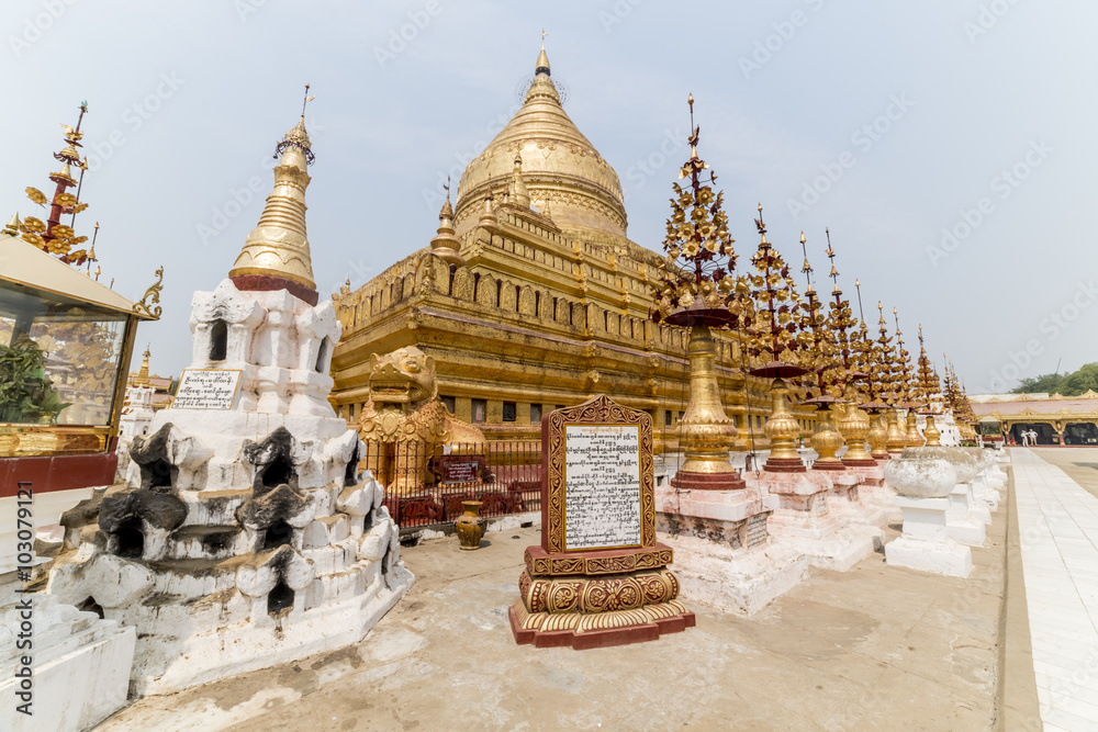 Fototapeta premium Shwezigon Pagoda in Bagan, Myanmar, Burma