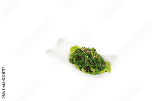 Seetang Salat, Sushi, auf weißem Hintergrund, Foodfotografie 