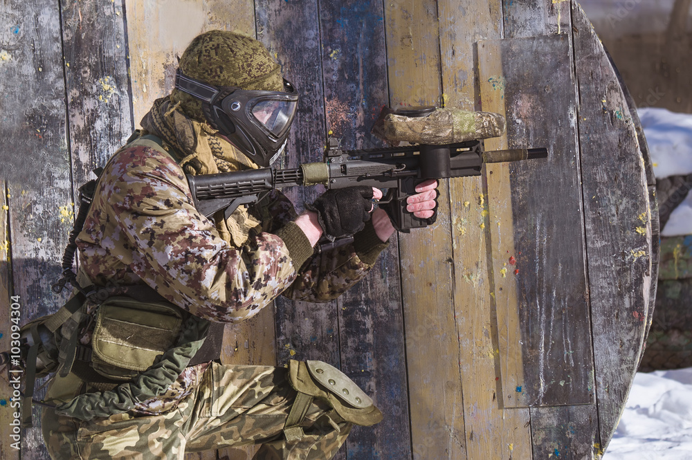 Obraz premium A man with a paintball marker is played on the field