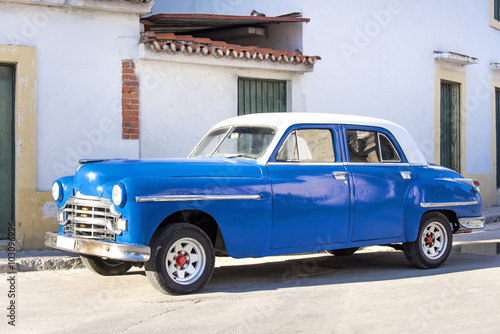 Kuba, Havanna, nahe Malecon: Schöner blauer US-amerikanischer Oldtimer mit weißem Dach parkt im Zentrum der kubanischen Hauptstadt