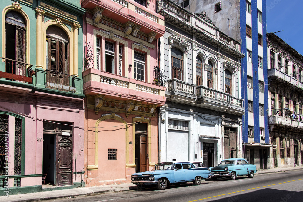 Kuba, Havanna, nahe Malecon: Zwei parkende Oldtimer in typische Strassenszene mit verfallenen Häusern Fassaden im Zentrum der kubanischen Hauptstadt der karibischen Insel
