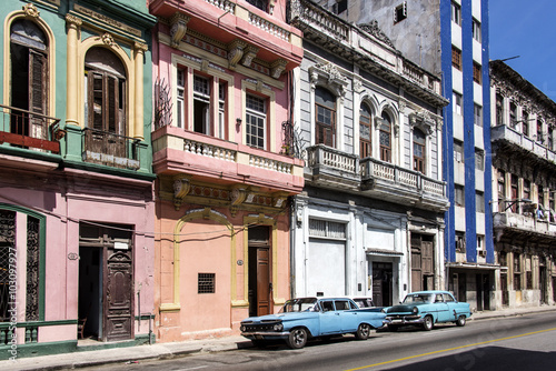 Kuba, Havanna, nahe Malecon: Zwei parkende Oldtimer in typische Strassenszene mit verfallenen Häusern Fassaden im Zentrum der kubanischen Hauptstadt der karibischen Insel © Rolf G. Wackenberg