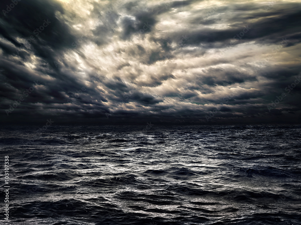 Naklejka premium dark stormy sea with a dramatic cloudy sky