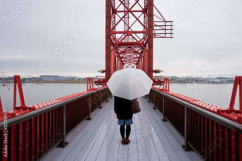 傘をさす女性（後ろ姿・鉄橋）
