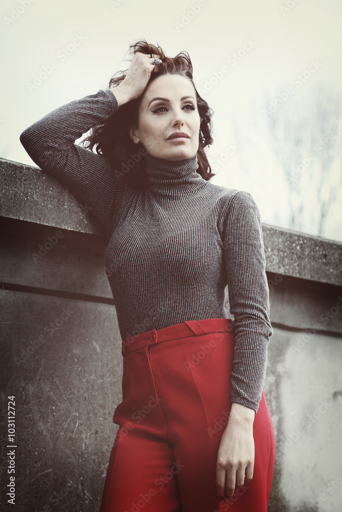 beaut femme mode brune style vintage foto de Stock Adobe Stock