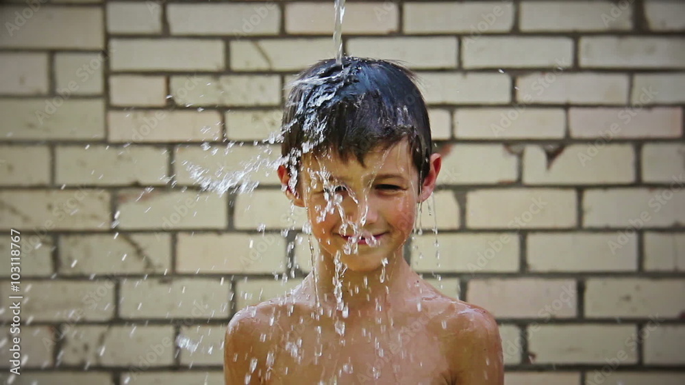 Vidéo Stock boy pours water, naked boy pours water, boy takes a shower | Adobe Stock