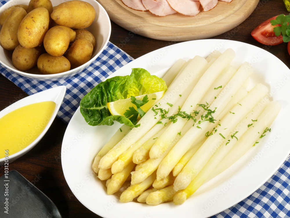 Spargel mit neuen Kartoffeln und Sauce Hollandaise Spargel mit neuen Kartoffeln und Sauce Hollandaise