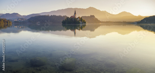 Słoneczny wschód słońca nad jeziorem Bled,Słowenia