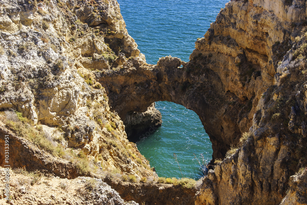 Felsformation mit Meerblick an der Algarve in Portugal