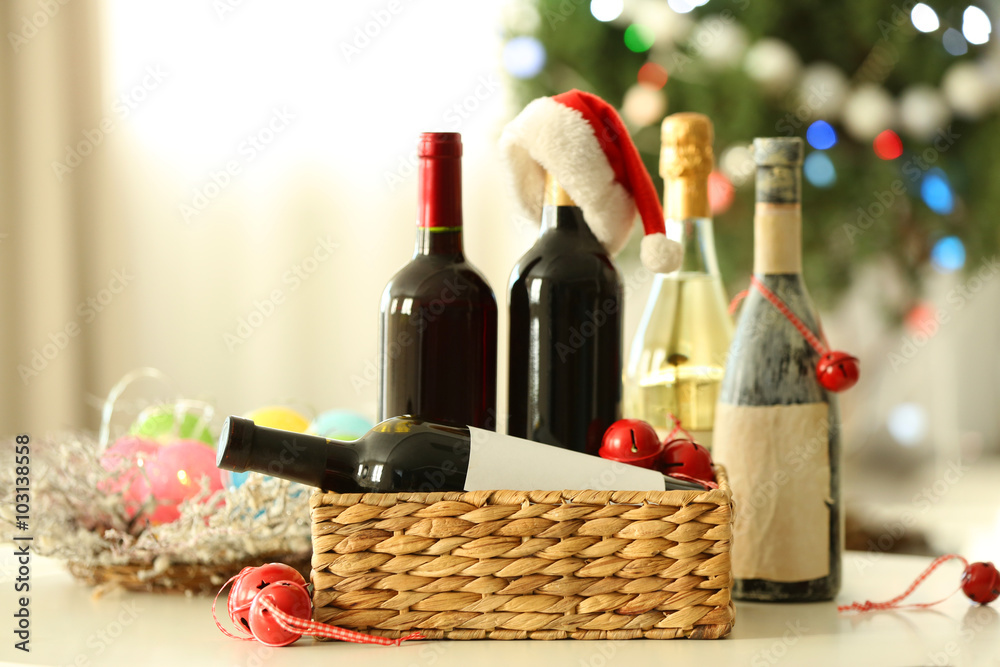 Naklejka premium Wine in wicker box and Christmas decor in a room