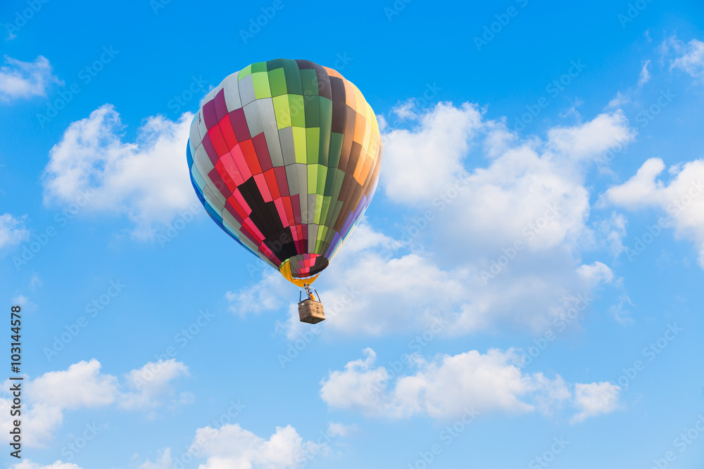 Naklejka premium Colorful hot air balloon on blue sky background