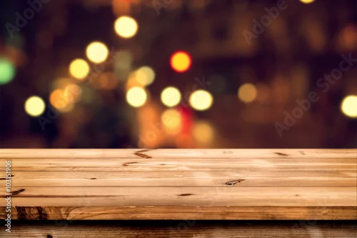 Obraz Pusty drewniany stół dla lokowania produktu lub montażu z naciskiem na blat, niewyraźne tło bokeh.