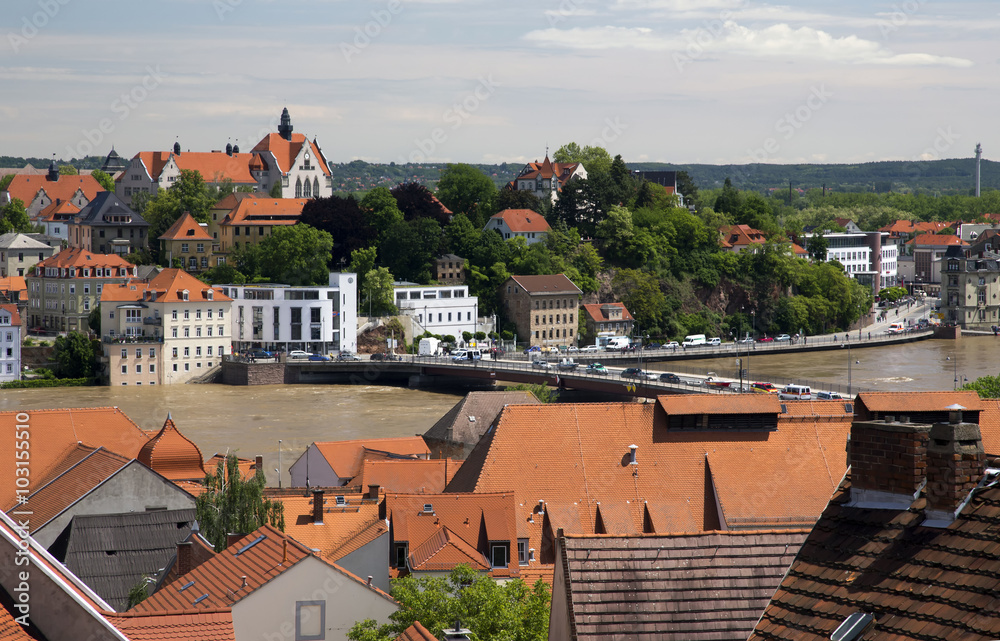 Obraz premium Город Мейсен. Вид на реку Эльбу, разлившуюся во время наводнения в июне 2013 г. 