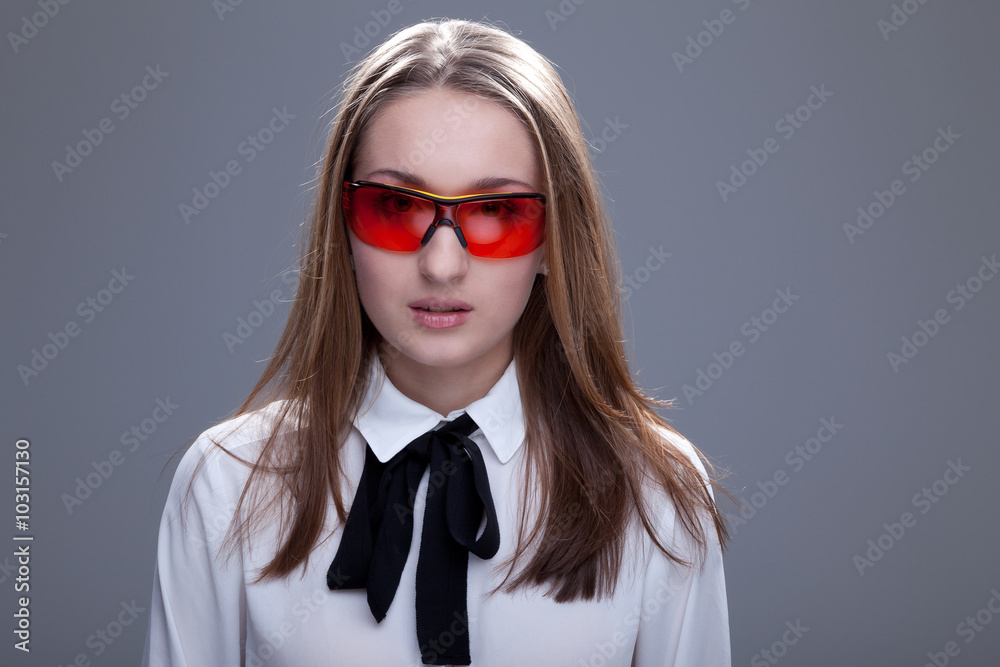 Frau Gesicht trägt Laserschutzbrille Porträt Frau Gesicht trägt Laserschutzbrille Porträt