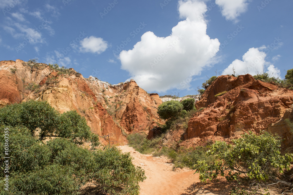 Desierto de rocas y arena rojas y blanca en la costa australiana de Queensland, Desierto de rocas y arena rojas y blanca en la costa australiana de Queensland,